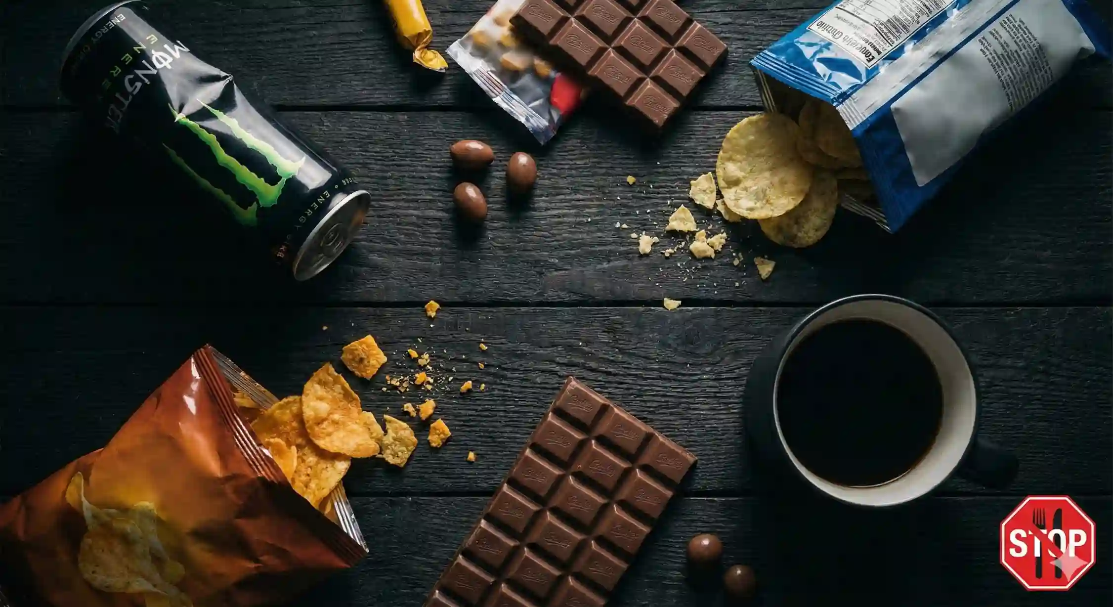 عکس غذاهای مضر برای پنیک شامل کافئین، شکر و فست فود.